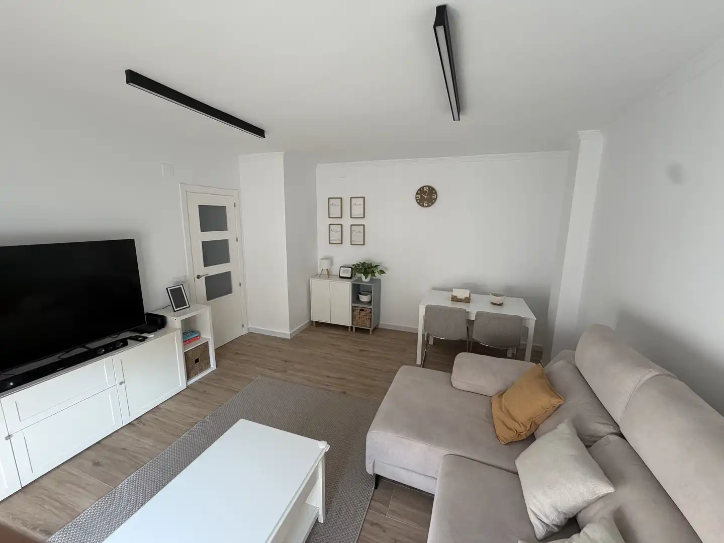 Wohnung zum Verkauf in Avenida Quinto Centenario, 94, V Centenario - Piletas - Capuchinos Wohnzimmer von Wohnung zum Verkauf in Sanlúcar de Barrameda mit Klimaanlage, Gemeinschaftsparkplatz und Balkon