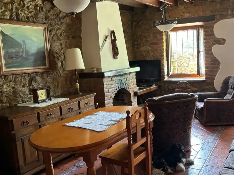 Einfamilien-Reihenhaus zur Miete in Calle Castañera, 37, Parres Einfamilien-Reihenhaus zur Miete in Calle Castañera, 37, Parres