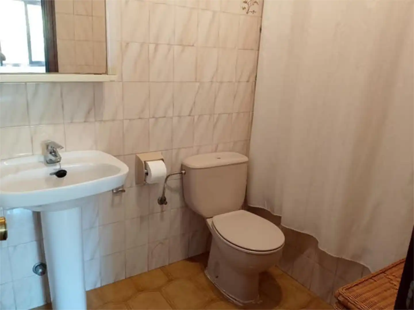 Flat for rent in Cabo Roig Bathroom of Flat for rent in Orihuela with Private garden, Terrace and Swimming Pool