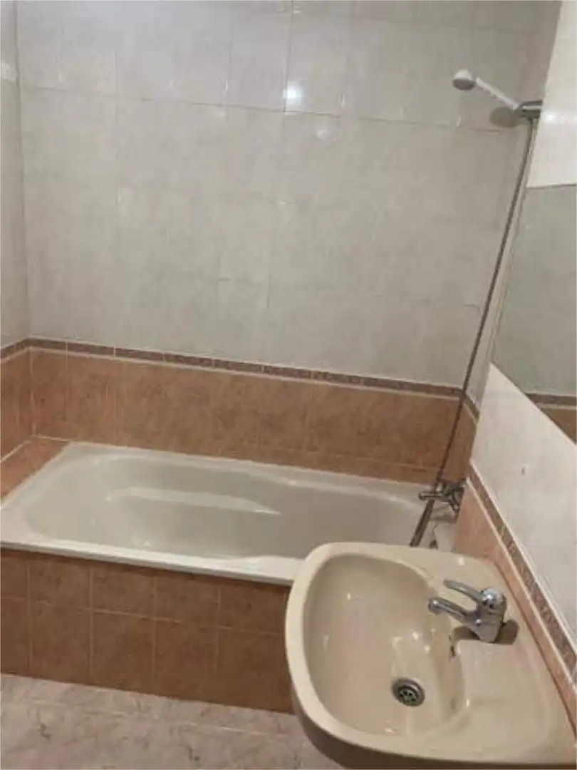 Piso de alquiler en Hospital - Nuevo Centro de Talavera de la Reina Baño de Piso de alquiler en Talavera de la Reina con Calefacción y Terraza