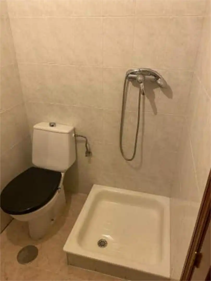 Piso de alquiler en Hospital - Nuevo Centro de Talavera de la Reina Baño de Piso de alquiler en Talavera de la Reina con Calefacción y Terraza