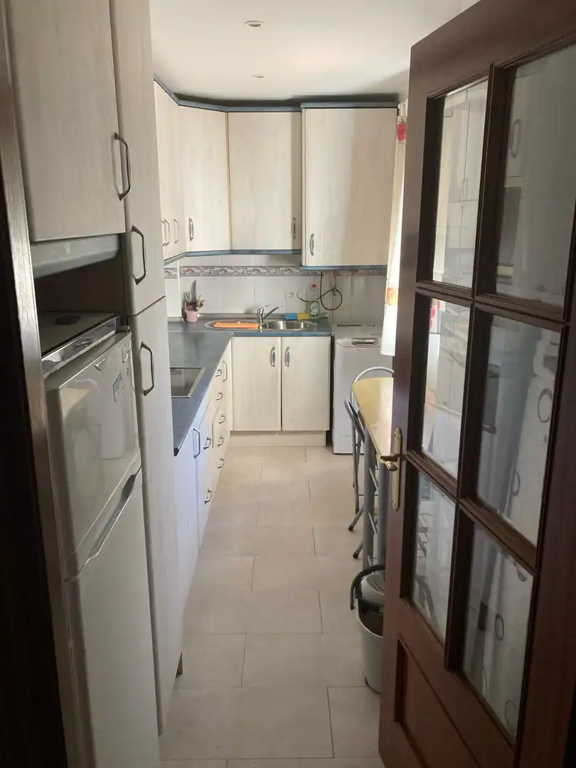 Flat for rent in Calle Godofredo Ortega y Muñoz, 39, Valdepasillas - La Paz - Huerta Rosales Kitchen of Flat for rent in Badajoz with Air Conditioner, Heating and Private garden