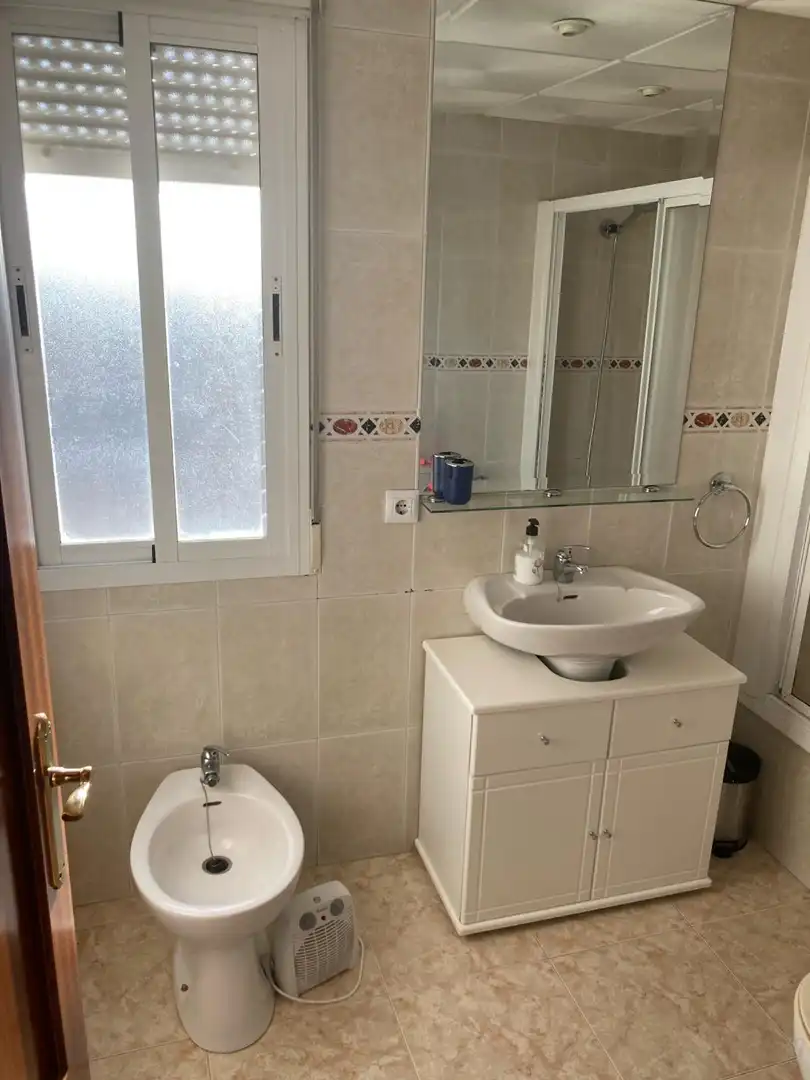 Flat for rent in Calle Godofredo Ortega y Muñoz, 39, Valdepasillas - La Paz - Huerta Rosales Bathroom of Flat for rent in Badajoz with Air Conditioner, Heating and Private garden