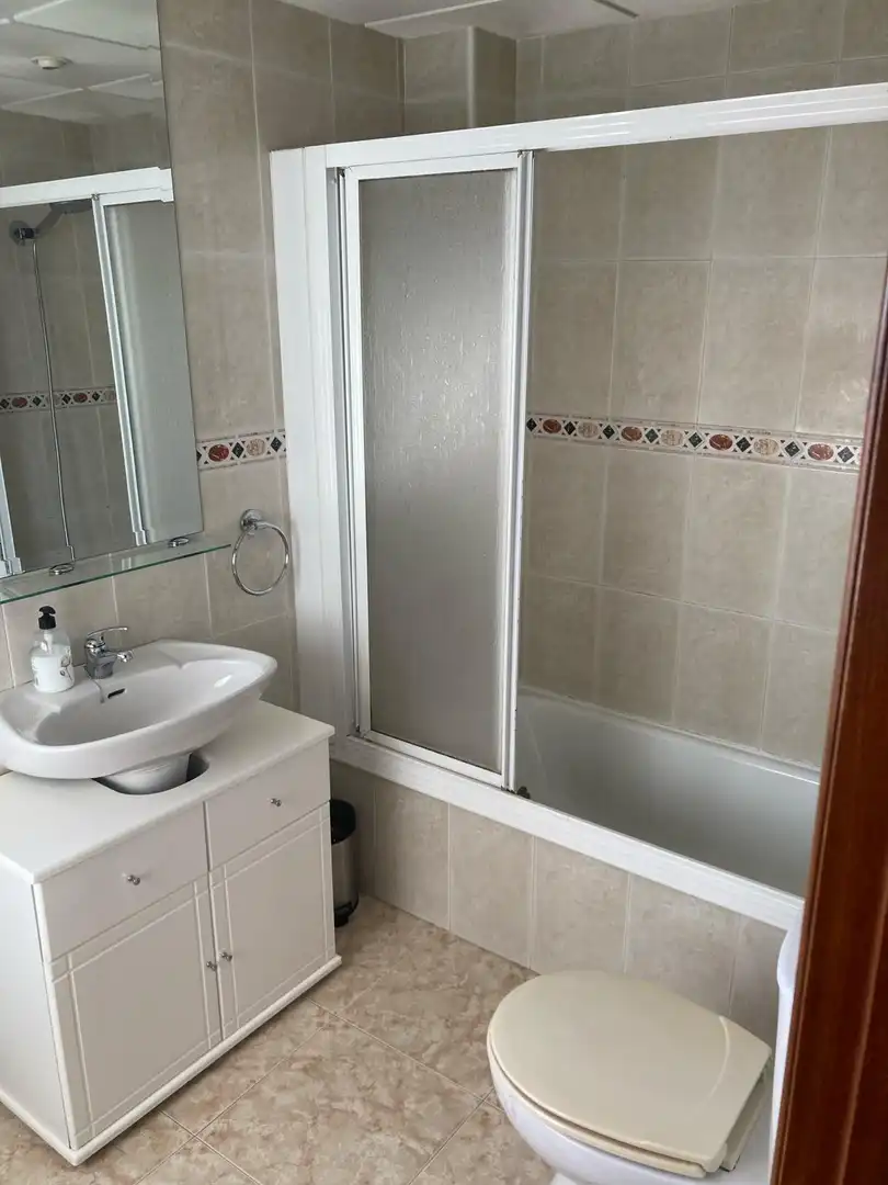 Flat for rent in Calle Godofredo Ortega y Muñoz, 39, Valdepasillas - La Paz - Huerta Rosales Bathroom of Flat for rent in Badajoz with Air Conditioner, Heating and Private garden