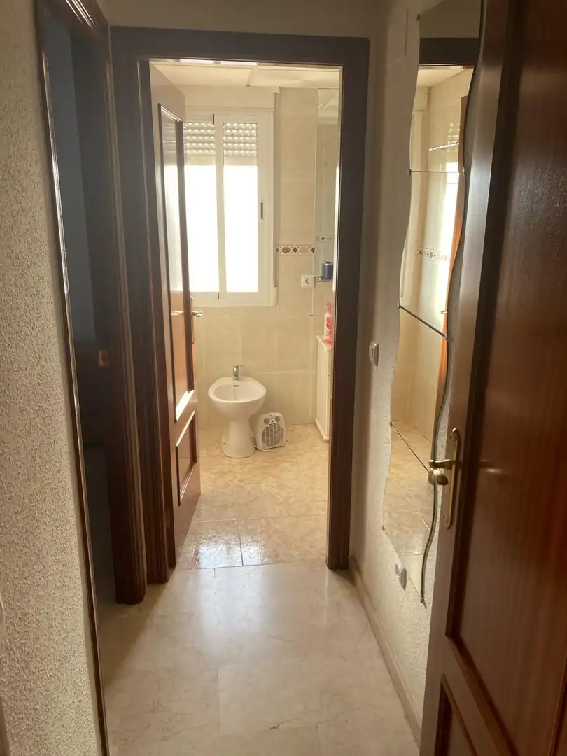 Flat for rent in Calle Godofredo Ortega y Muñoz, 39, Valdepasillas - La Paz - Huerta Rosales Bathroom of Flat for rent in Badajoz with Air Conditioner, Heating and Private garden