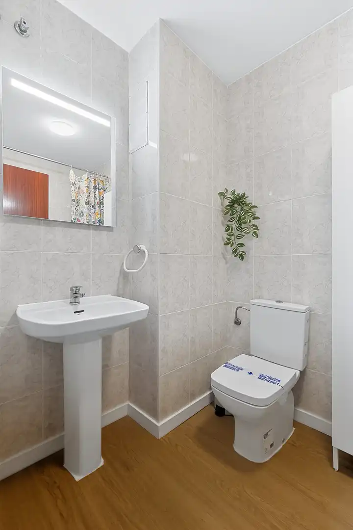 Flat for rent in Calle la Calera, 25, Antonio Machado Bathroom of Flat for rent in Torrevieja with Air Conditioner, Terrace and Swimming Pool
