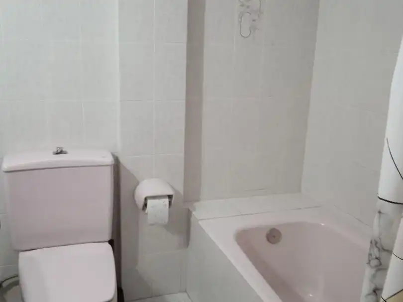 Flat for rent in Calle República de Colombia, 17, Zona Playa Bathroom of Flat for rent in Laredo with Heating, Terrace and Furnished