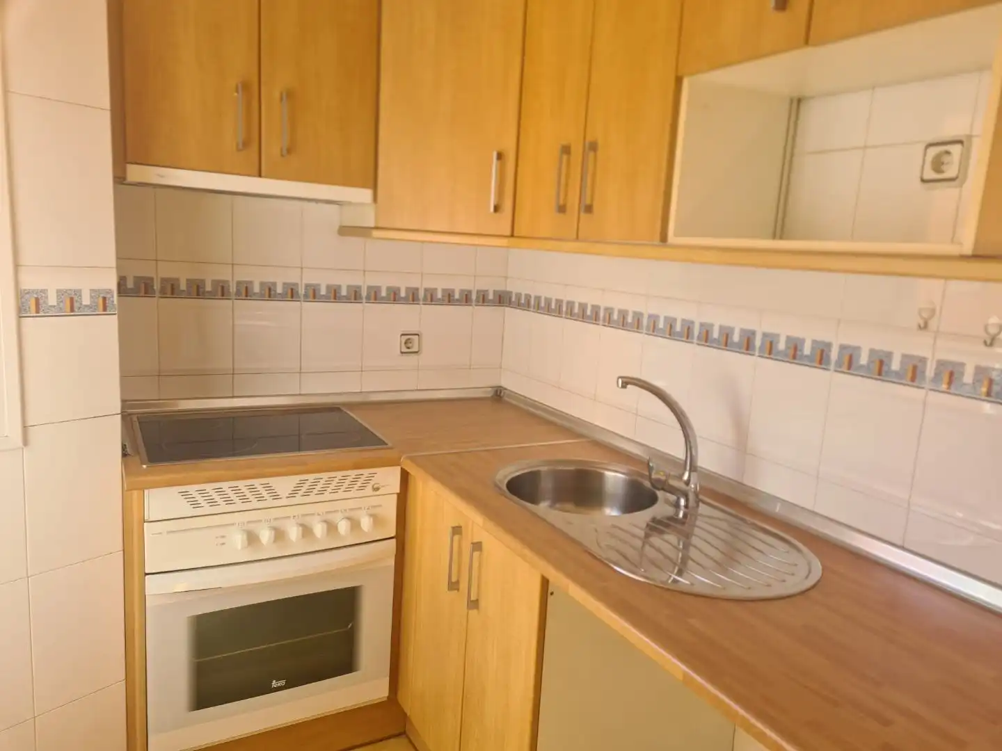 Piso en venta en Calle Becea, 11, Santa María - Pio XII Cocina de Piso en venta en Ciudad Real con Calefacción, Piscina y Amueblado