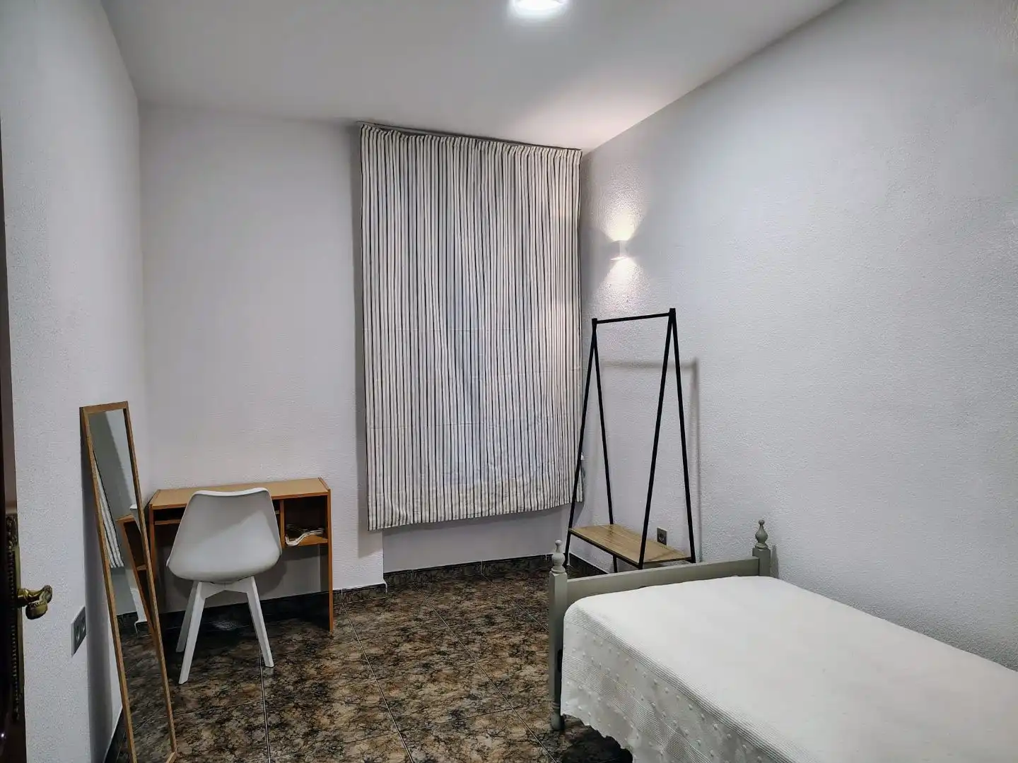 Dormitori de Pis de lloguer en  Jaén Capital amb Aire condicionat i Terrassa