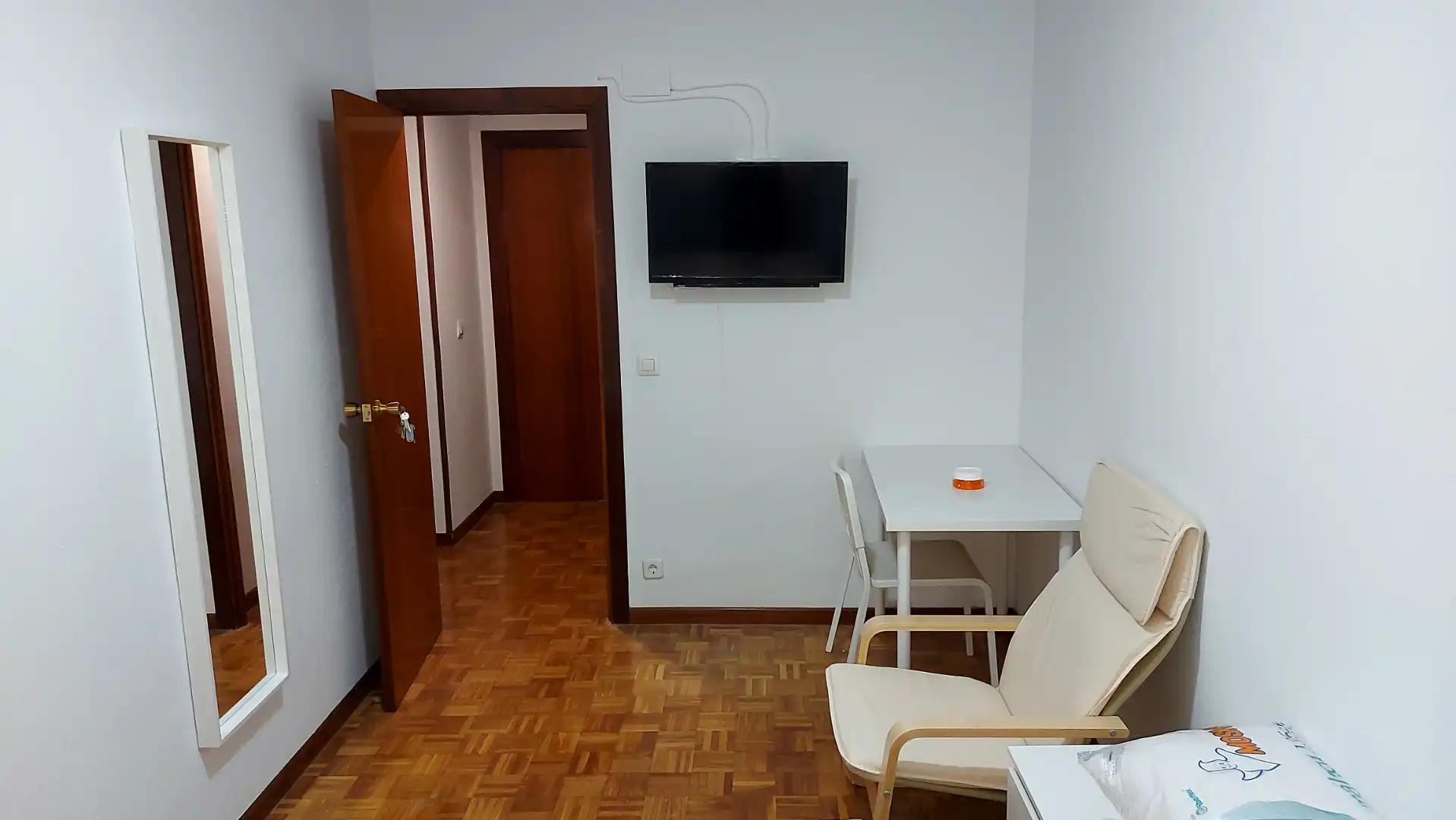 Room in Calle Almazán, 13, Calaverón - Pajaritos Room in Calle Almazán, 13, Calaverón - Pajaritos