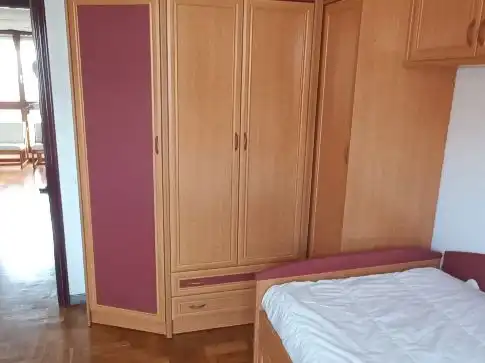 Habitació a Avenida del Llano, 66, Llano Dormitori de Pis per a compartir en Gijón amb Calefacció, Parquet i Moblat