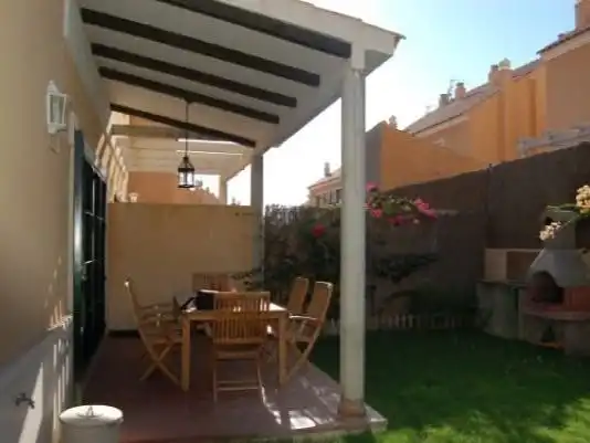 Casa o chalet de alquiler en Calle Salvia, 40, Espartinas Pueblo Terraza de Casa o chalet de alquiler en Espartinas con Aire acondicionado, Jardín privado y Piscina