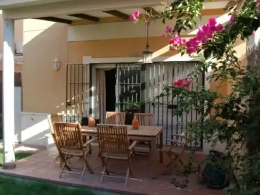 Casa o chalet de alquiler en Calle Salvia, 40, Espartinas Pueblo Terraza de Casa o chalet de alquiler en Espartinas con Aire acondicionado, Jardín privado y Piscina