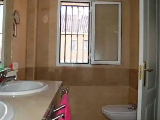 Casa o chalet de alquiler en Calle Salvia, 40, Espartinas Pueblo Baño de Casa o chalet de alquiler en Espartinas con Aire acondicionado, Jardín privado y Piscina