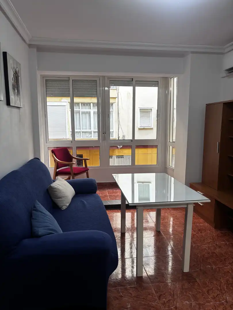 Pis de lloguer a Calle Santo Ángel, 4, Barrio de los Remedios Sala d'estar de Pis de lloguer en Sevilla amb Aire condicionat i Moblat
