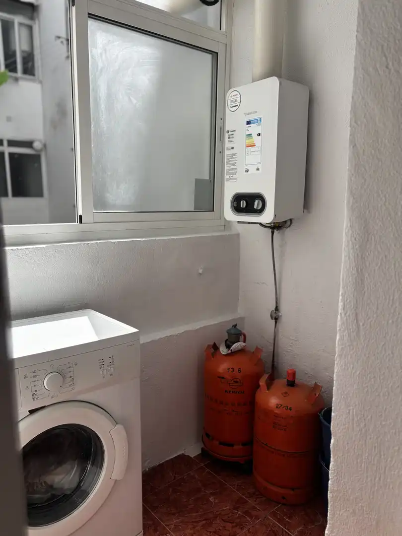 Pis de lloguer a Calle Santo Ángel, 4, Barrio de los Remedios Bany de Pis de lloguer en Sevilla amb Aire condicionat i Moblat