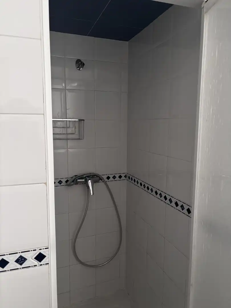 Pis de lloguer a Calle Santo Ángel, 4, Barrio de los Remedios Bany de Pis de lloguer en Sevilla amb Aire condicionat i Moblat