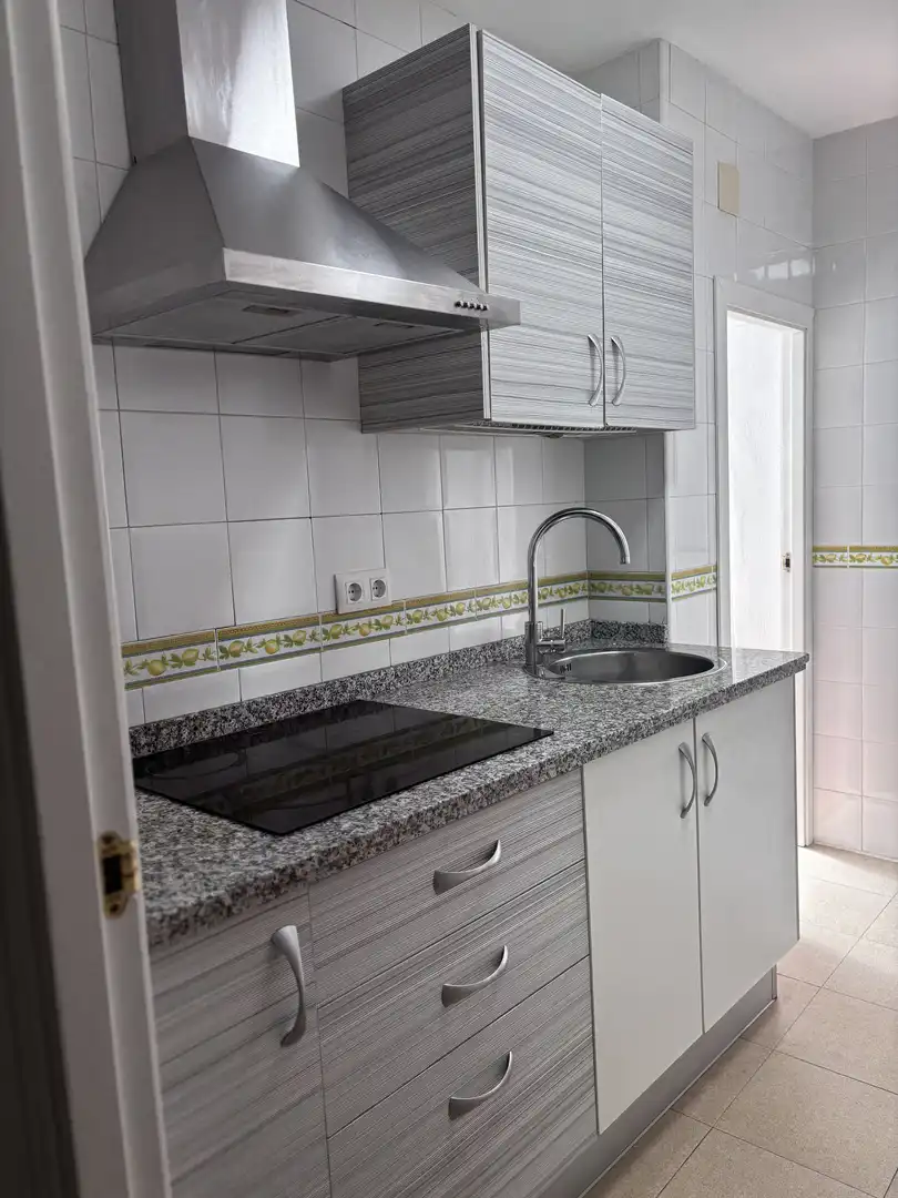 Pis de lloguer a Calle Santo Ángel, 4, Barrio de los Remedios Cuina de Pis de lloguer en Sevilla amb Aire condicionat i Moblat