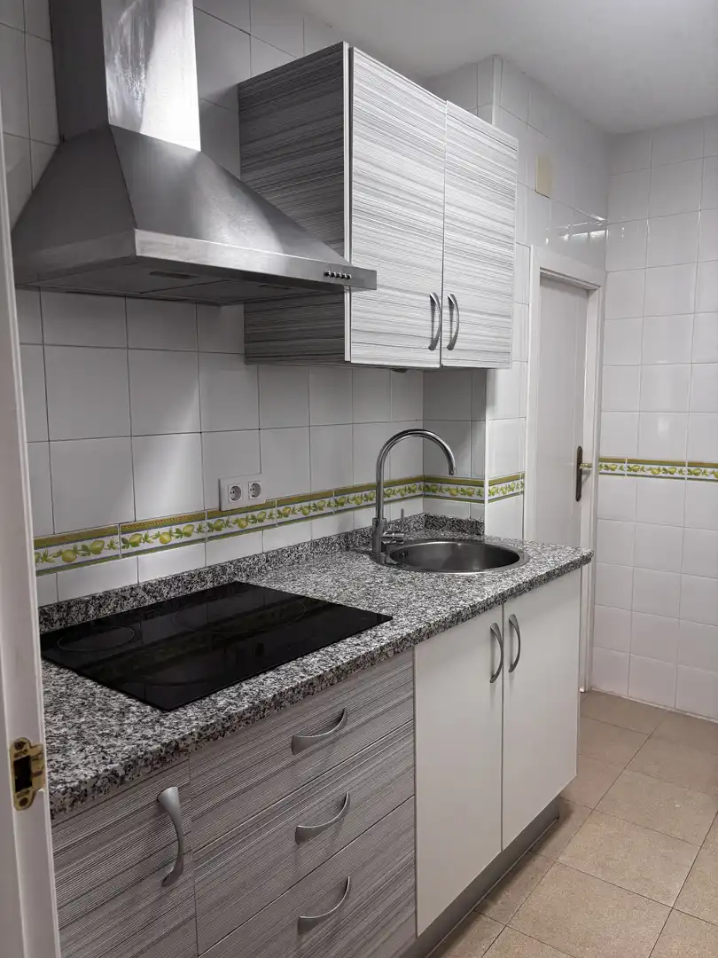 Pis de lloguer a Calle Santo Ángel, 4, Barrio de los Remedios Cuina de Pis de lloguer en Sevilla amb Aire condicionat i Moblat