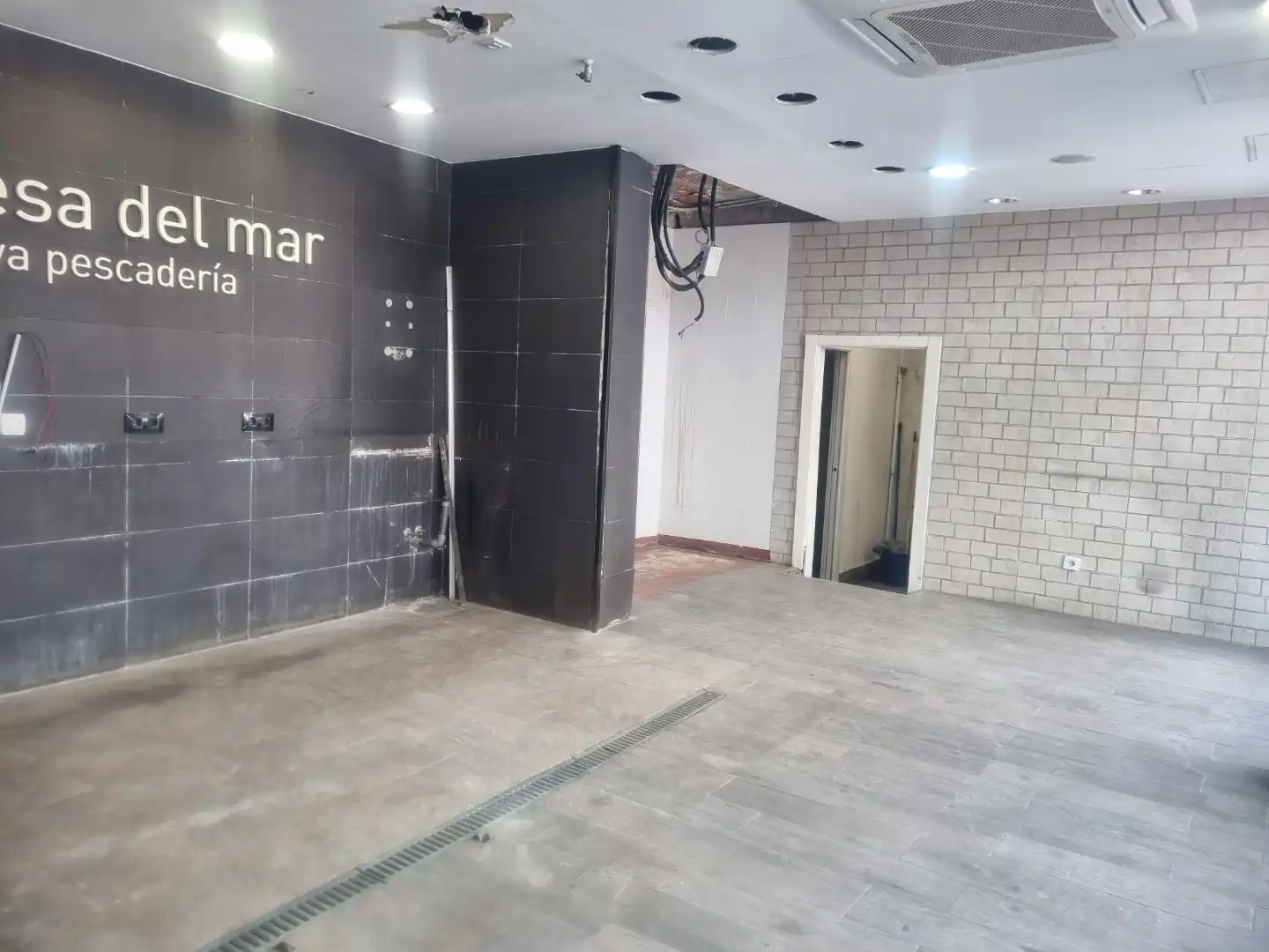 Commercial properties for sale in Calle de Artajona, 19, Valdezarza Commercial properties for sale in Madrid with Air Conditioner