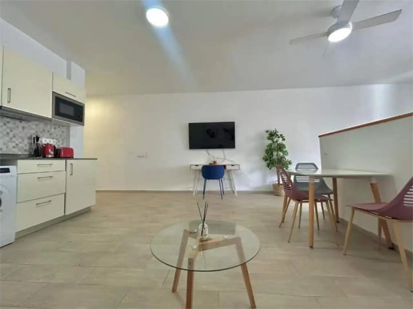 Casa adosada en venta en Santa Catalina - Canteras Sala de estar de Casa adosada en venta en Las Palmas de Gran Canaria con Amueblado