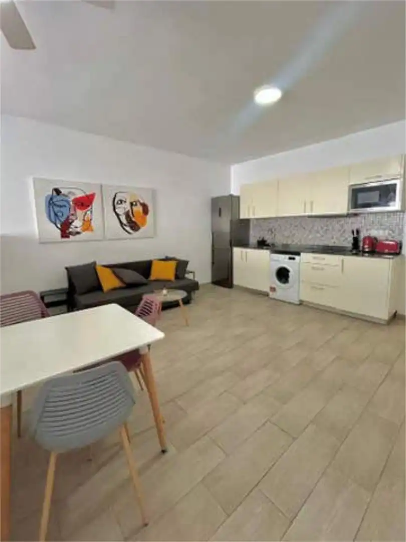 Casa adosada en venta en Santa Catalina - Canteras Sala de estar de Casa adosada en venta en Las Palmas de Gran Canaria con Amueblado