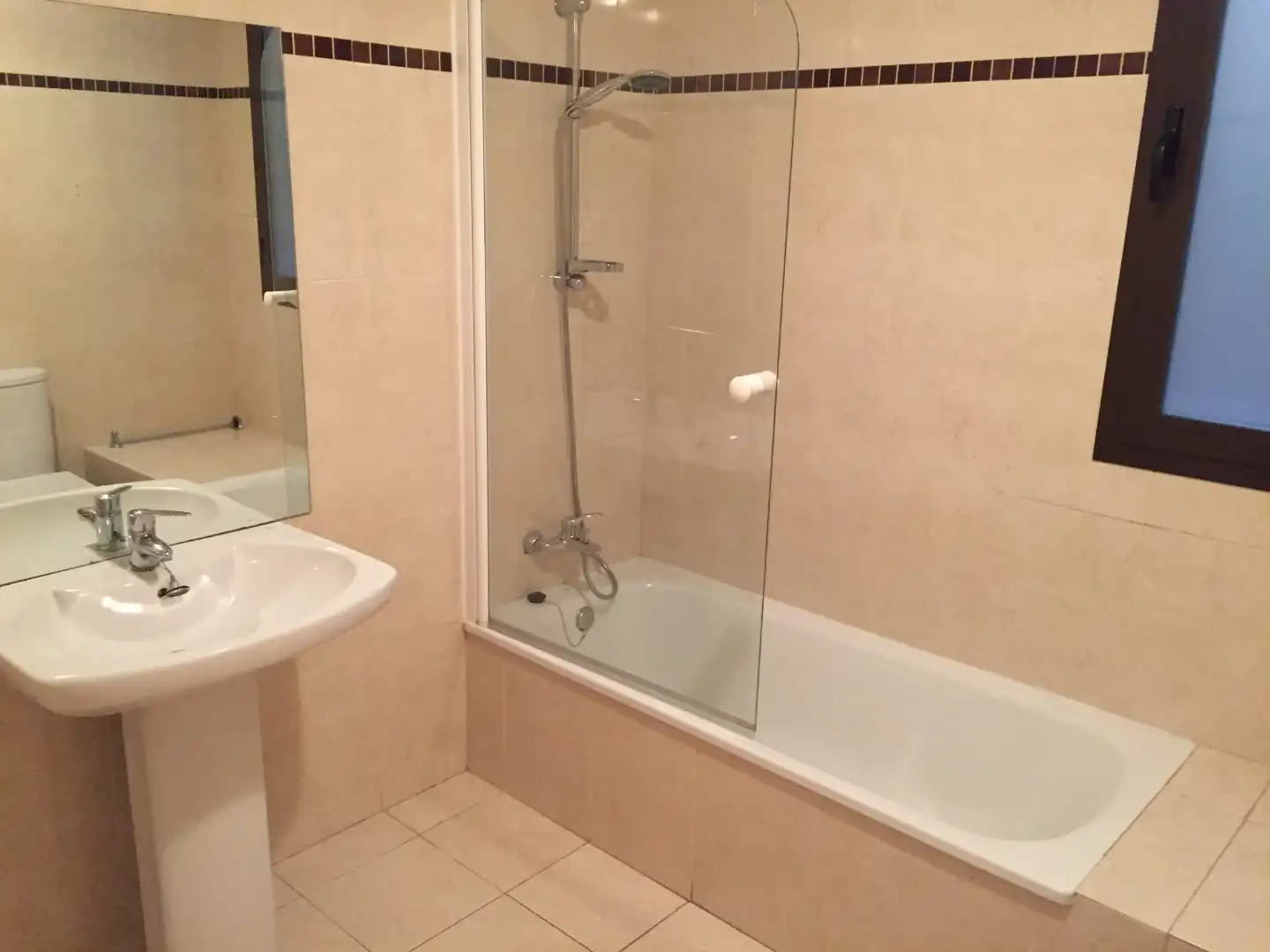 Flat for rent in Calle Manuel Núñez, 3, Oeste Bathroom of Flat for rent in Mérida with Air Conditioner, Heating and Private garden