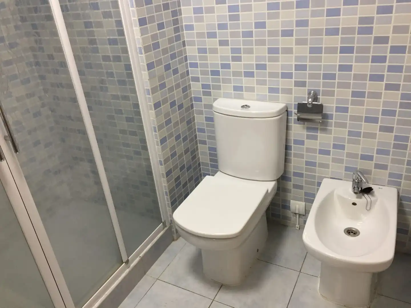 Flat for rent in Calle Manuel Núñez, 3, Oeste Bathroom of Flat for rent in Mérida with Air Conditioner, Heating and Private garden