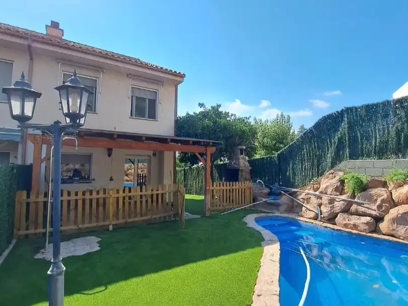 Schwimmbecken von Wohnung zum Verkauf in Santa Eulàlia de Ronçana mit Klimaanlage, Heizung und Privatgarten