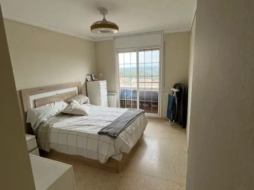 Schlafzimmer von Wohnung zum Verkauf in Santa Eulàlia de Ronçana mit Klimaanlage, Heizung und Privatgarten