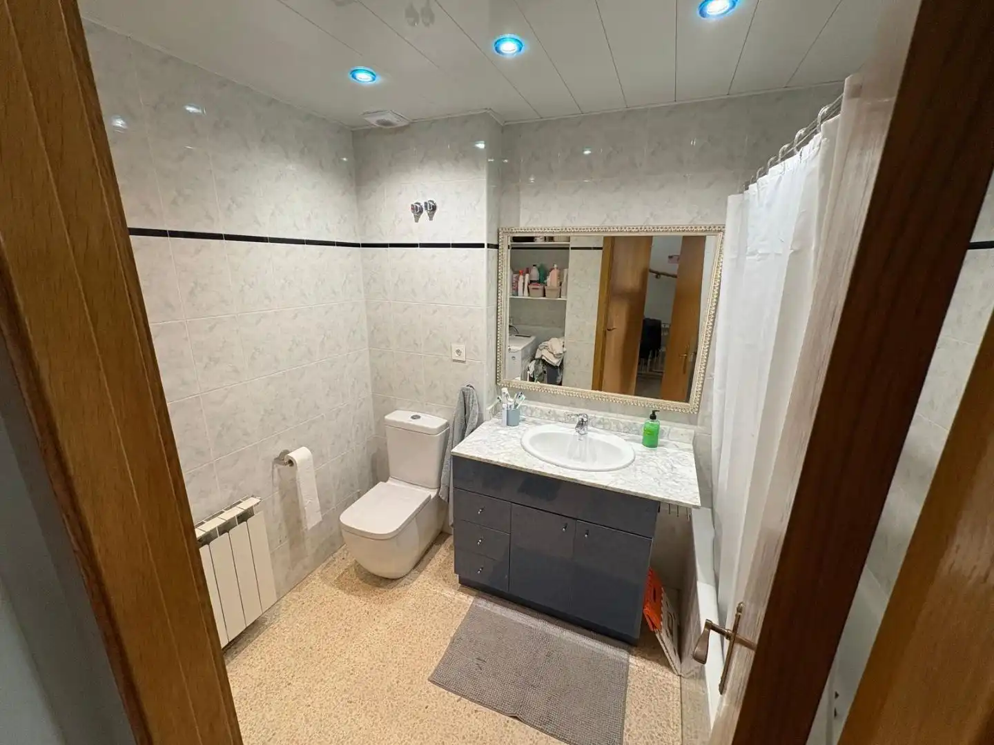 Badezimmer von Wohnung zum Verkauf in Santa Eulàlia de Ronçana mit Klimaanlage, Heizung und Privatgarten