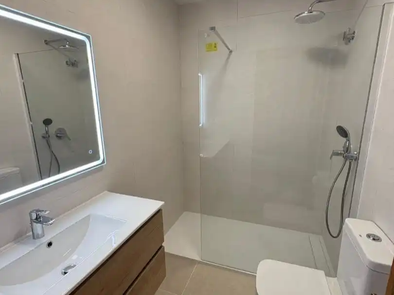 Badezimmer von Wohnung zum Verkauf in Santa Eulàlia de Ronçana mit Klimaanlage, Heizung und Privatgarten