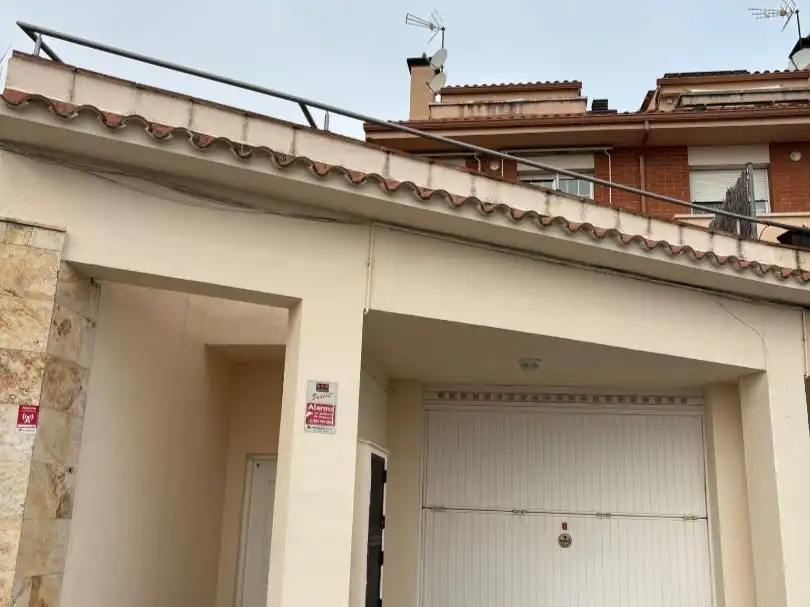 Außenansicht von Wohnung zum Verkauf in Santa Eulàlia de Ronçana mit Klimaanlage, Heizung und Privatgarten