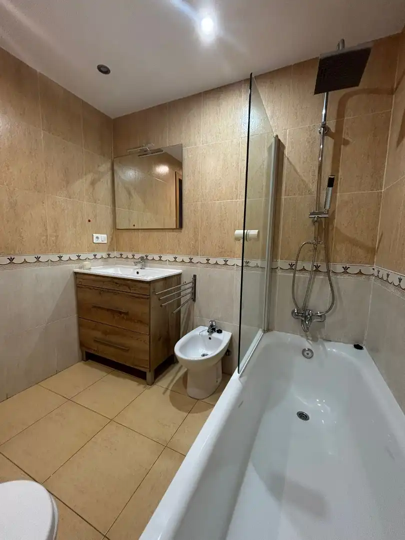 Piso de alquiler en Calle Emilia Pardo Bazán, 12, El Carbayedo - El Quirinal Baño de Piso de alquiler en Avilés con Trastero