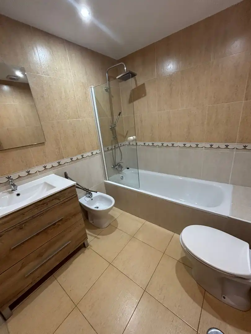 Piso de alquiler en Calle Emilia Pardo Bazán, 12, El Carbayedo - El Quirinal Baño de Piso de alquiler en Avilés con Trastero