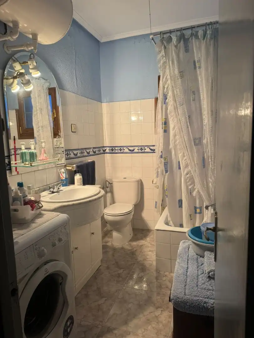 Bathroom of Flat for rent in Aller