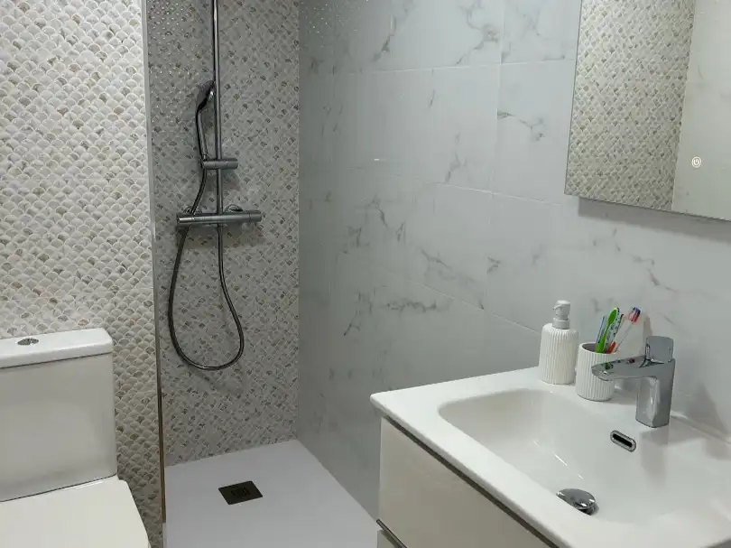 Wohnung zum Verkauf in Calle Circunvalación Encina, 20, Chana Badezimmer von Wohnung zum Verkauf in Granada Capital mit Klimaanlage und Balkon