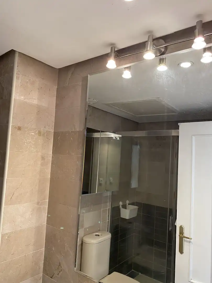 Bathroom of Flat for rent in  Madrid Capital  with Air Conditioner and Balcony