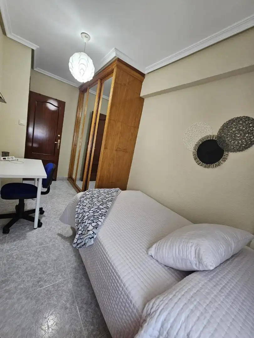 Habitació a Avenida Felipe Corchero, 37, Norte Dormitori de Estudi per a compartir en Mérida amb Aire condicionat, Terrassa i Moblat