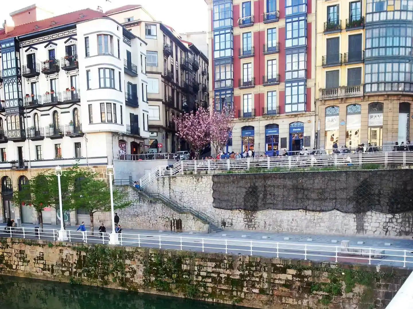 Außenansicht von Wohnung zur Miete in Bilbao  mit Balkon