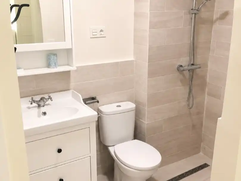 Badezimmer von Wohnung zur Miete in Bilbao  mit Balkon