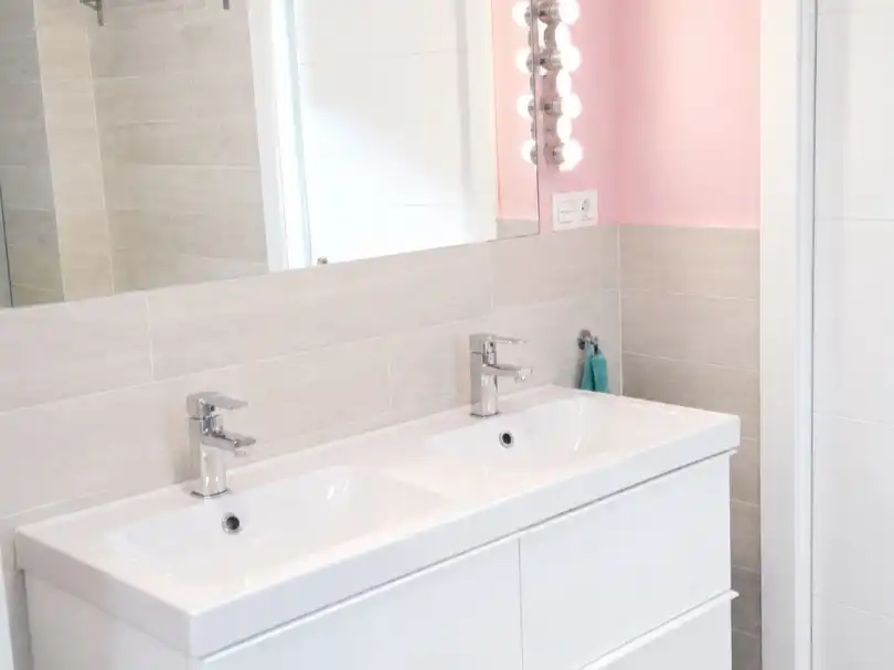 Badezimmer von Wohnung zur Miete in Bilbao  mit Balkon