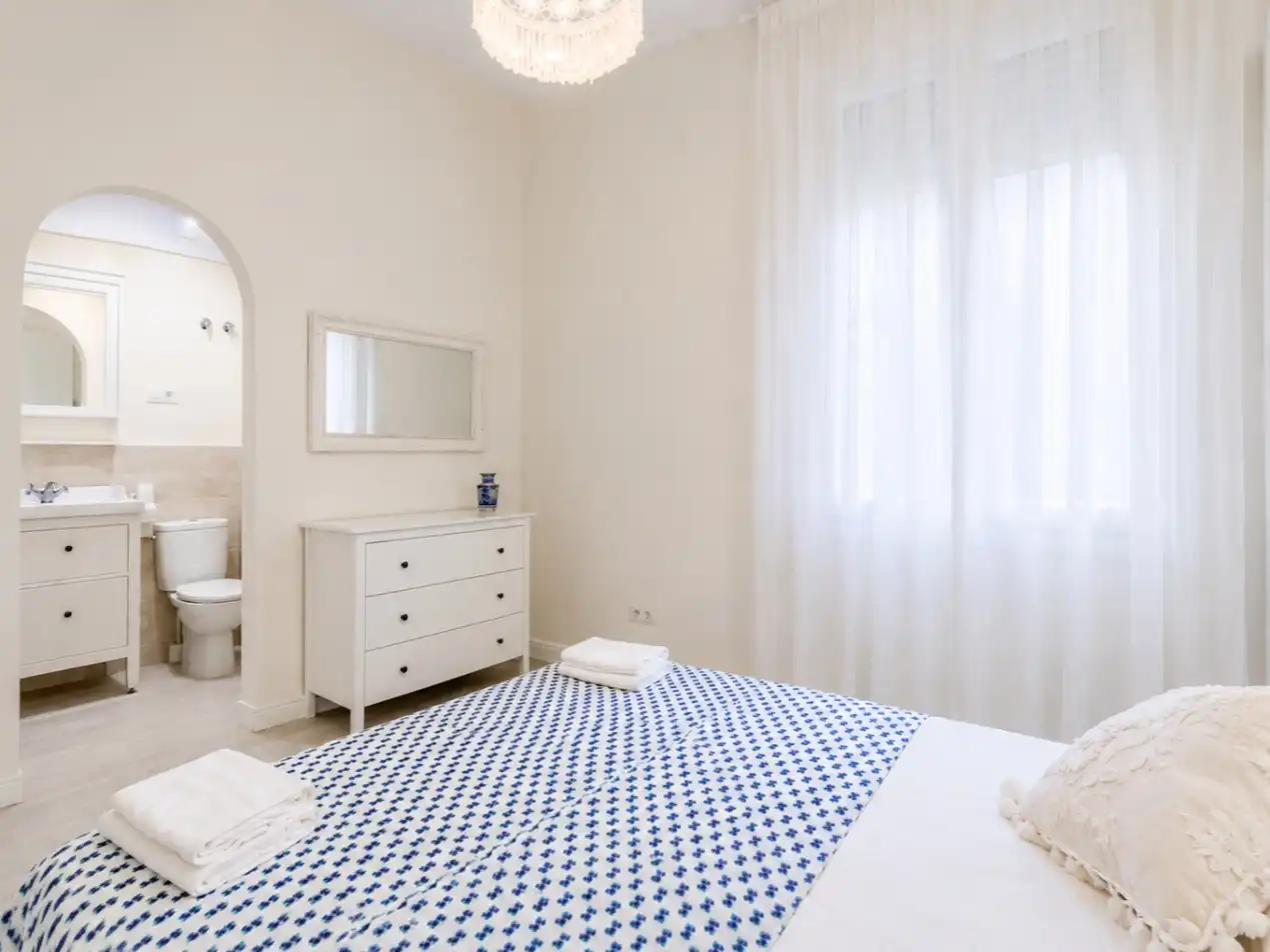 Schlafzimmer von Wohnung zur Miete in Bilbao  mit Balkon