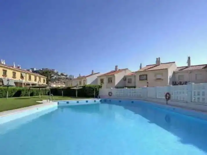 Casa adosada en venda a Calle Osa Mayor, 1, Salobreña Costa Piscina de Casa adosada en venda en Salobreña amb Aire condicionat, Piscina i Moblat