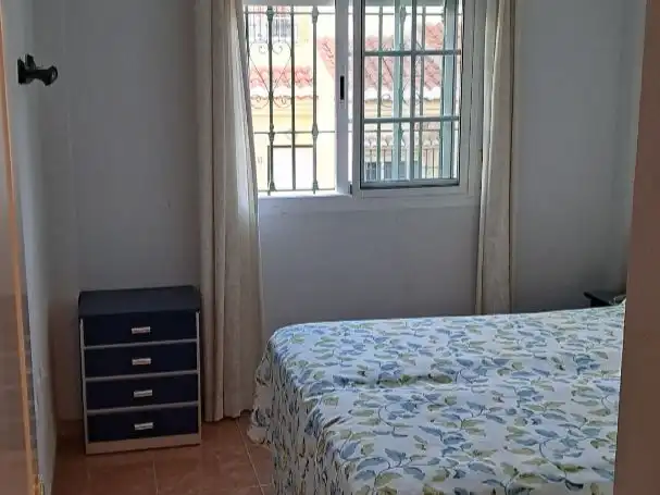 Casa adosada en venda a Calle Osa Mayor, 1, Salobreña Costa Dormitori de Casa adosada en venda en Salobreña amb Aire condicionat, Piscina i Moblat