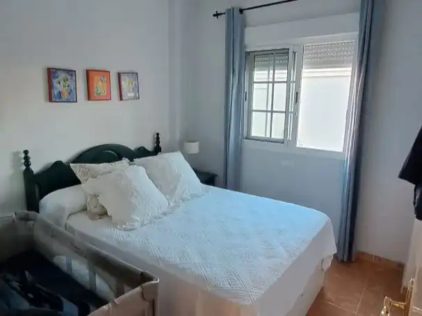 Casa adosada en venda a Calle Osa Mayor, 1, Salobreña Costa Dormitori de Casa adosada en venda en Salobreña amb Aire condicionat, Piscina i Moblat