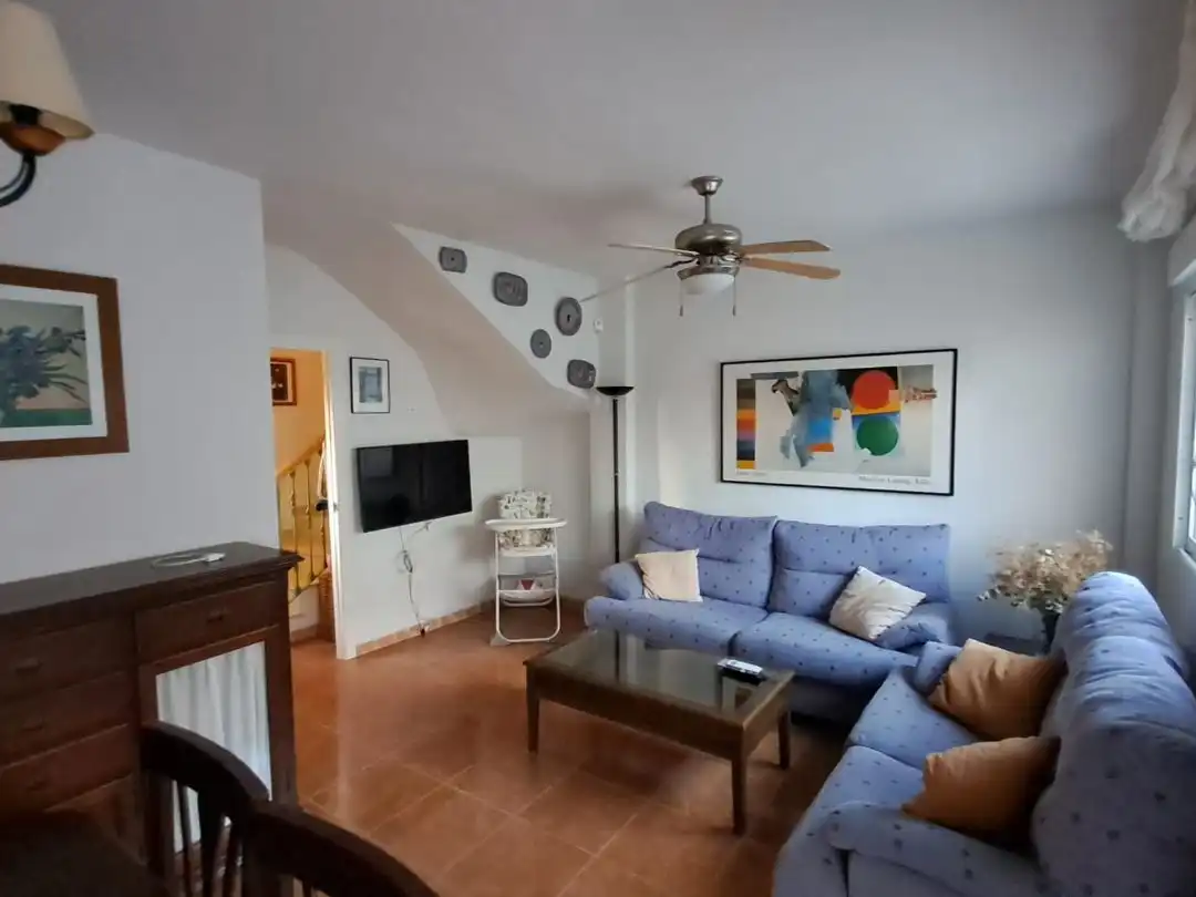Casa adosada en venda a Calle Osa Mayor, 1, Salobreña Costa Sala d'estar de Casa adosada en venda en Salobreña amb Aire condicionat, Piscina i Moblat