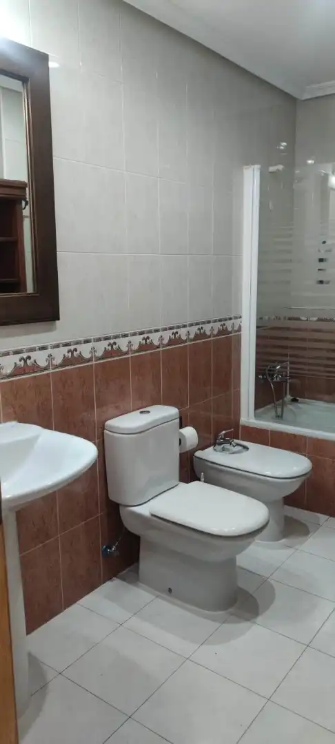 Piso de alquiler en Avenida Patrimonio de la Humanidad, 1, Hervencias Altas - El Pinar Baño de Piso de alquiler en Ávila con Calefacción, Piscina y Amueblado
