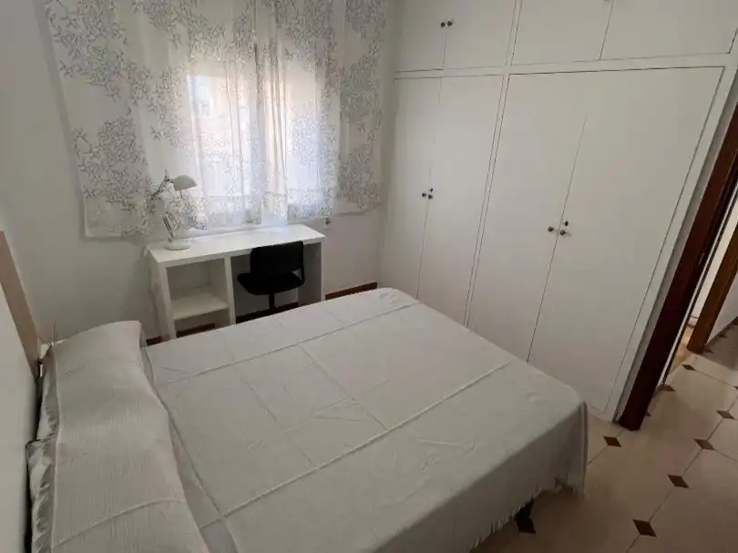 Pis de lloguer a Calle Constancia, 20, Triana Este Dormitori de Pis de lloguer en Sevilla amb Aire condicionat, Calefacció i Moblat