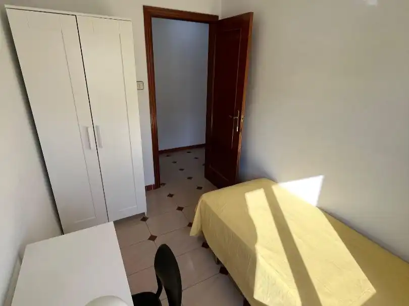 Pis de lloguer a Calle Constancia, 20, Triana Este Dormitori de Pis de lloguer en Sevilla amb Aire condicionat, Calefacció i Moblat